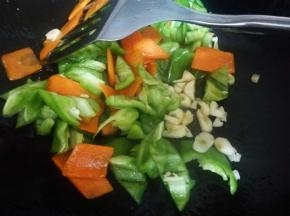 加入青椒大蒜粒，翻炒