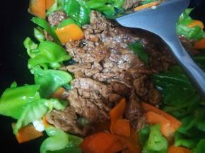 炒出蒜香，倒入之前加工好的肉丝继续翻炒