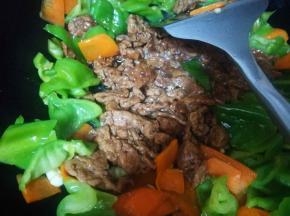 炒出蒜香，倒入之前加工好的肉丝继续翻炒