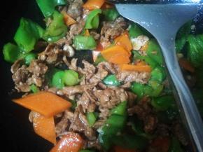 加点生抽，和盐，盖盖焖一下，起锅