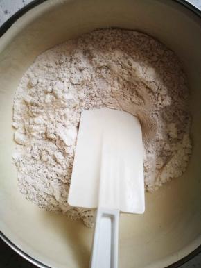 面粉盐一起过筛搅匀，这步很重要，可以让面粉和水充分融合，而且节省时间！