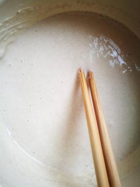 加入水，搅匀，有些面疙瘩，不用管，静置几十分钟，我一般提前做面糊，然后静置，让面筋形成更充分