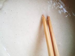 加入水，搅匀，有些面疙瘩，不用管，静置几十分钟，我一般提前做面糊，然后静置，让面筋形成更充分