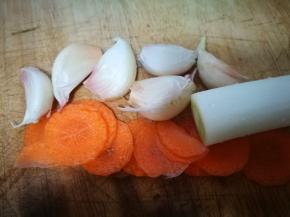 大蒜几粒，大葱一小截，几片胡萝卜洗净准备好