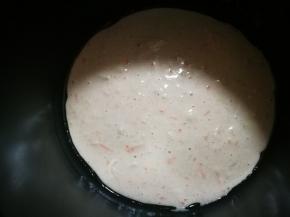 搅匀，平底锅刷油，倒入面糊，铺匀，不要太厚