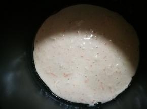 搅匀，平底锅刷油，倒入面糊，铺匀，不要太厚