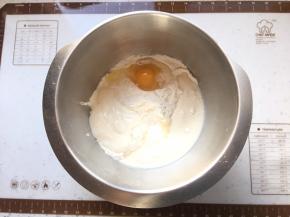 将主料中除去黄油和盐以外的所有材料放入盆中，开始揉面