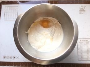 将主料中除去黄油和盐以外的所有材料放入盆中，开始揉面