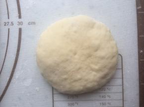 取一个面团按扁排气