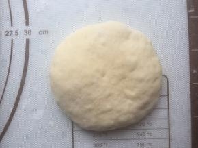 取一个面团按扁排气