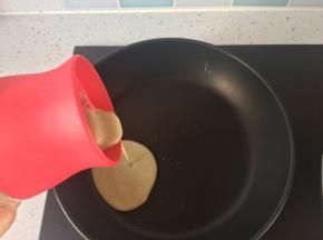 平底锅加热，倒入几滴食用油。倒入适量面糊，转动锅子摊成饼状