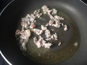 锅里热油下肉炒熟