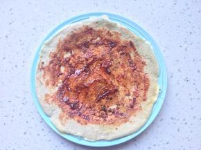 煎饼表面抹上蒜蓉辣酱，甜面酱，腐乳汁