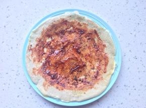 煎饼表面抹上蒜蓉辣酱，甜面酱，腐乳汁