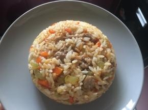米饭装碗里压紧倒扣在盘子里