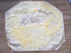 鸡蛋皮切掉边边，切条