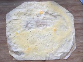 鸡蛋皮切掉边边，切条