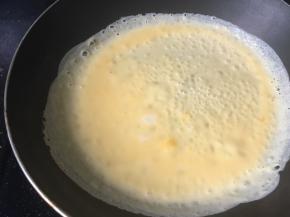 平底锅加热，一边倒蛋液一边转动锅，让蛋液均匀铺满锅，然后中小火加热到蛋液凝固