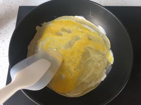 打入一颗鸡蛋，用工具将蛋液划散摊平