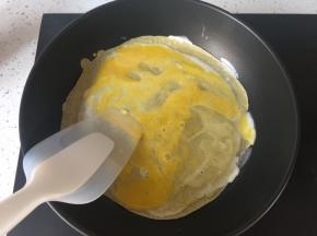 打入一颗鸡蛋，用工具将蛋液划散摊平