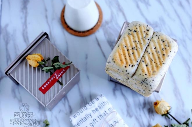 豆浆黑芝麻吐司