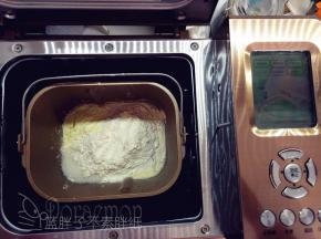 除黄油、黑芝麻和酵母外，将面团中的其它原材料按照底层液体，中层粉类，上层糖、盐和酵母的顺序放入面包桶中，启动一个和面程序（10分钟），揉至面团光滑。之后连同面包桶放进冰箱冷藏静置半个小时。