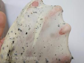 这时候面团能拉出薄膜，破洞呈圆形，周边光滑。