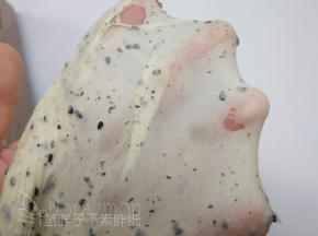 这时候面团能拉出薄膜，破洞呈圆形，周边光滑。