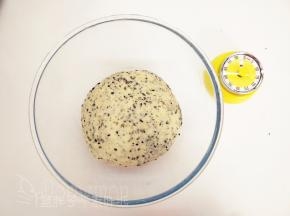 面团团圆之后放入大碗中，盖上保鲜膜，放到温暖的地方，室温发酵。
