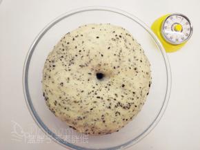 大概55分钟后，面团发酵到两倍大，手指沾面粉戳一个洞，不回缩、不塌陷即表示发酵完成。