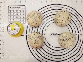 发酵好的面团按压排气，之后平均分成4个面团，将它们都滚圆之后盖上保鲜膜松弛15分钟。