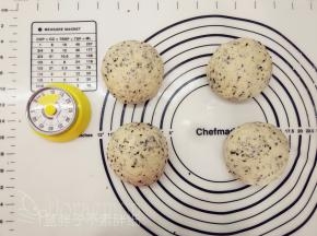 发酵好的面团按压排气，之后平均分成4个面团，将它们都滚圆之后盖上保鲜膜松弛15分钟。
