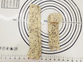 接着稍微把面团擀开，由上往下卷起来，收口记得捏紧。