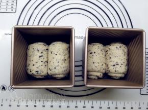 面团全部处理好之后2个一组放入模具中。喷下水，盖上盖子，放进保鲜袋中密封，之后放到冰箱中冷藏过夜，大约12个小时。