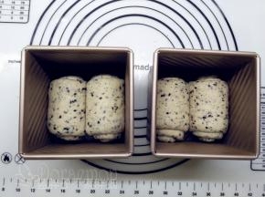 面团全部处理好之后2个一组放入模具中。喷下水，盖上盖子，放进保鲜袋中密封，之后放到冰箱中冷藏过夜，大约12个小时。