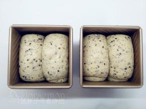 第二天取出面团回温，同时预热烤箱。这时候面团发酵至8分满，轻轻按压面团会回弹。