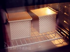 盖上盖子，将面团送入预热好的烤箱，下层，上下火170℃，烘烤30分钟，最后15分钟可以盖上锡纸，防止表面上色过重。