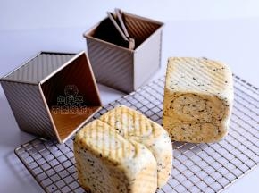 烤好的吐司立即脱模，侧放在烤网上晾凉。