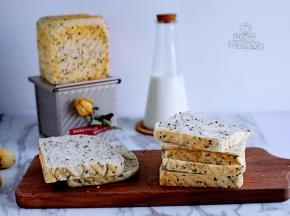 完全晾凉之后再切片开吃。