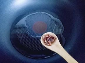 起油锅，加入花椒炒香