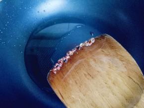 将炒香的花椒铲出来。