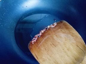 将炒香的花椒铲出来。