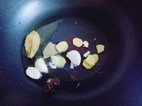 加入香料炒香。