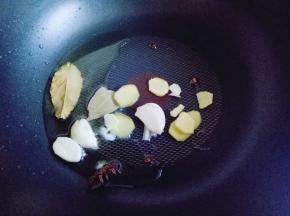 加入香料炒香。