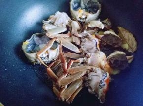 再加入切好的大闸蟹煸炒。