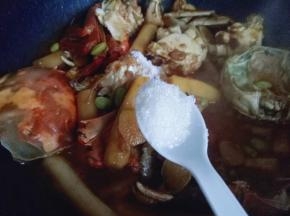 加入白砂糖提鲜。