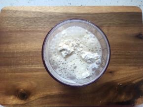 将绿豆粉，中粉和清水倒入搅拌杯中