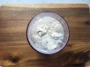 将绿豆粉，中粉和清水倒入搅拌杯中