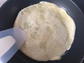 蛋液凝固后翻面，几秒钟后即可出锅