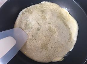 蛋液凝固后翻面，几秒钟后即可出锅